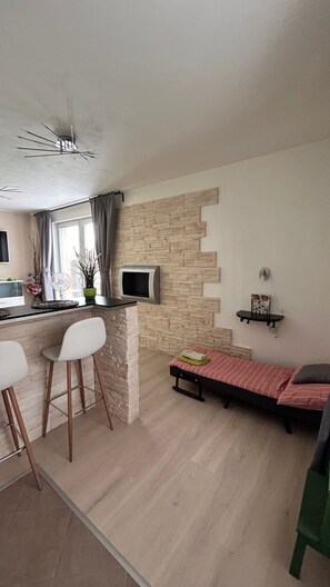 Studio – design, 1 queensize-seng med sovesofa, terrasse, 1. etasje | Oppholdsområde | En 90-tommers Flatskjerm-TV med digitale kanaler samt TV