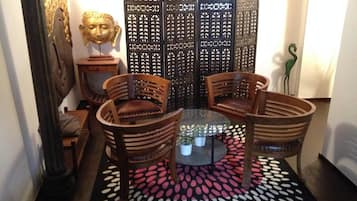 Gallery Suite, 1 Queen Bed, Kitchenette, Ground Floor | Executive lounge