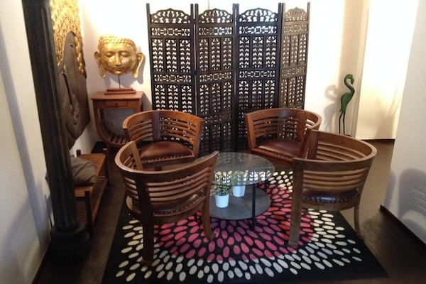 Gallery Suite, 1 Queen Bed, Kitchenette, Ground Floor | Executive lounge