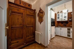 Suíte galeria, 1 cama Queen, cozinha americana, no piso térreo | Cozinha privada | Geladeira, micro-ondas, fogão, cooktop