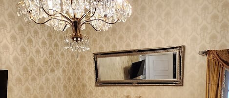 Suite Galerie, Plusieurs lits, cuisinette, rez-de-chaussée | Aire de séjour | Téléviseur à écran plat de 40 po avec télévision numérique, téléviseur