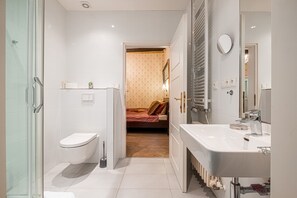 Gallery-Suite, Mehrere Betten, Kochnische, Erdgeschoss | Badezimmer