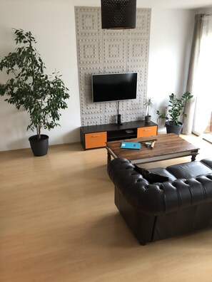 Apartamento familiar, 1 habitación, balcón | Zona de estar | Televisión de pantalla plana de 50 pulgadas con canales digitales