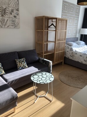 Apartamento família, 1 quarto, sacada | 1 quarto, roupas de cama premium, individualmente decorados