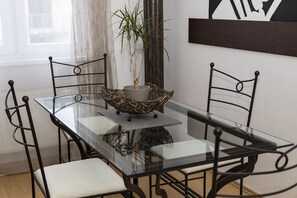 Apartamento família, 1 quarto, sacada | Opções para refeição no quarto