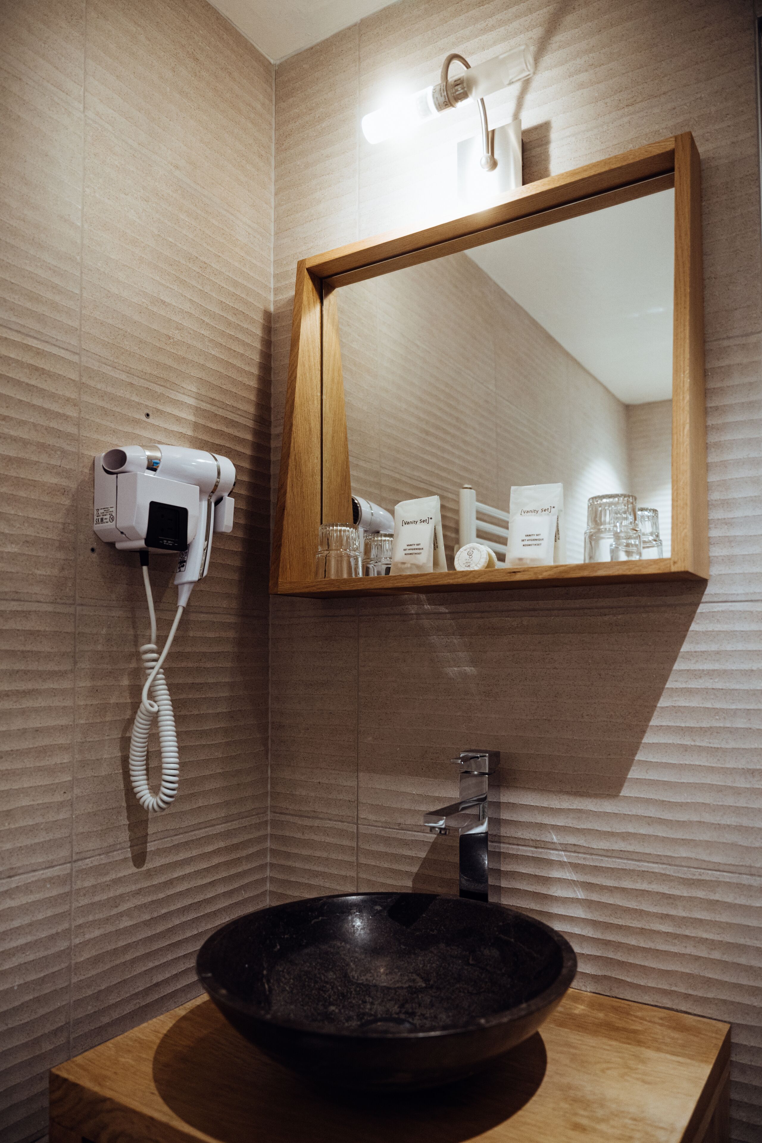 standard double room | bathroom | free toiletries, hair dryer, towels