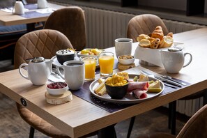 Daily buffet breakfast (EUR 16 per person) - Hotel le Dauphin les Loges (Honfleur)