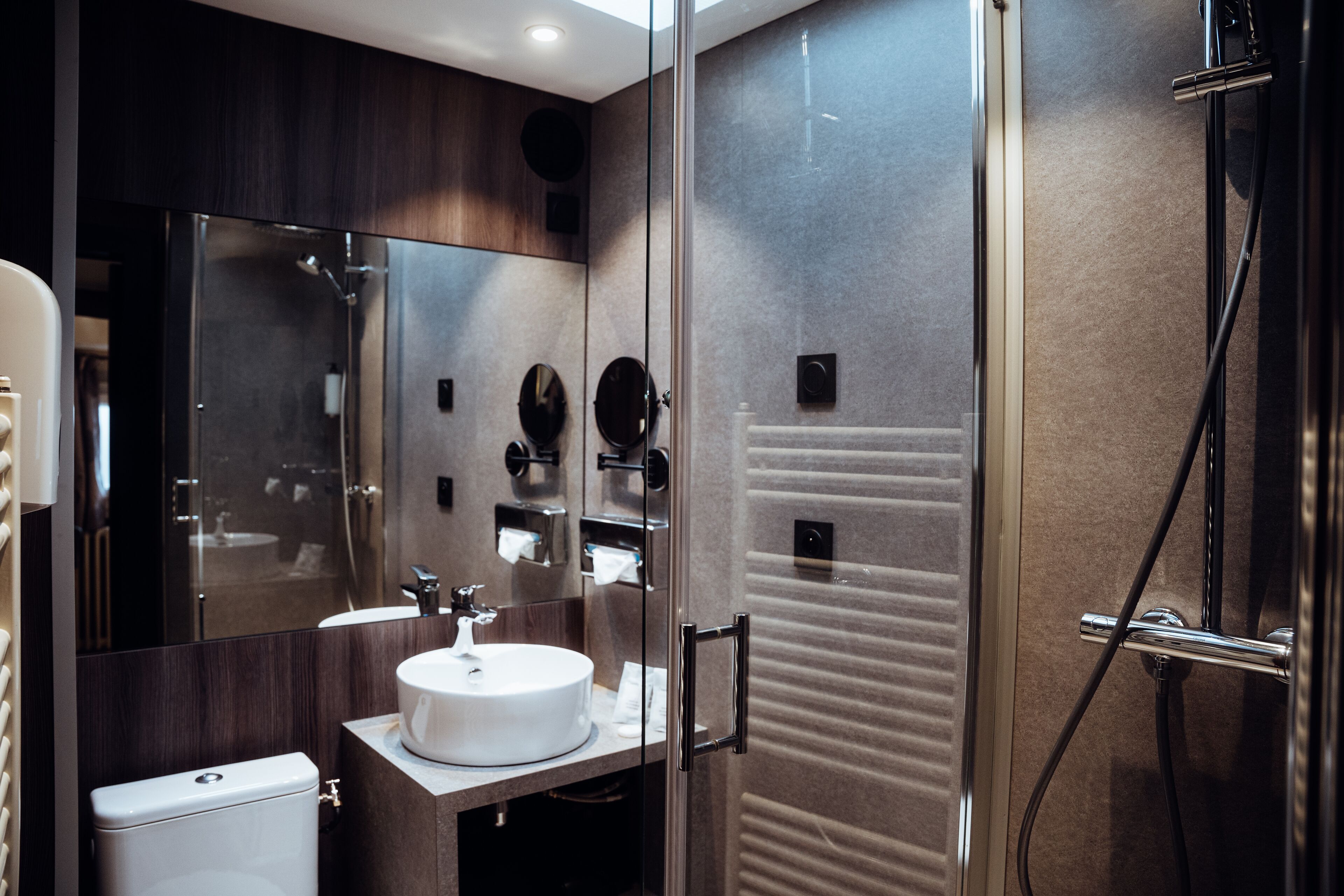 classic room | bathroom | free toiletries, hair dryer, towels