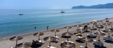 私人海灘、躺椅、太陽傘