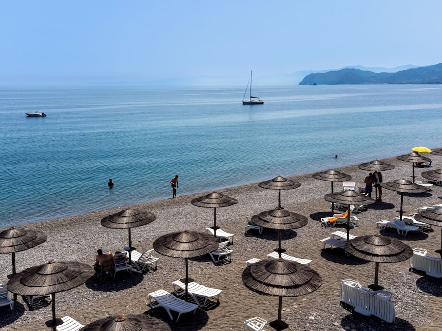 Privatstrand, Liegestühle, Sonnenschirme