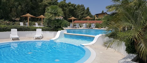 Kauden mukainen ulkouima-allas