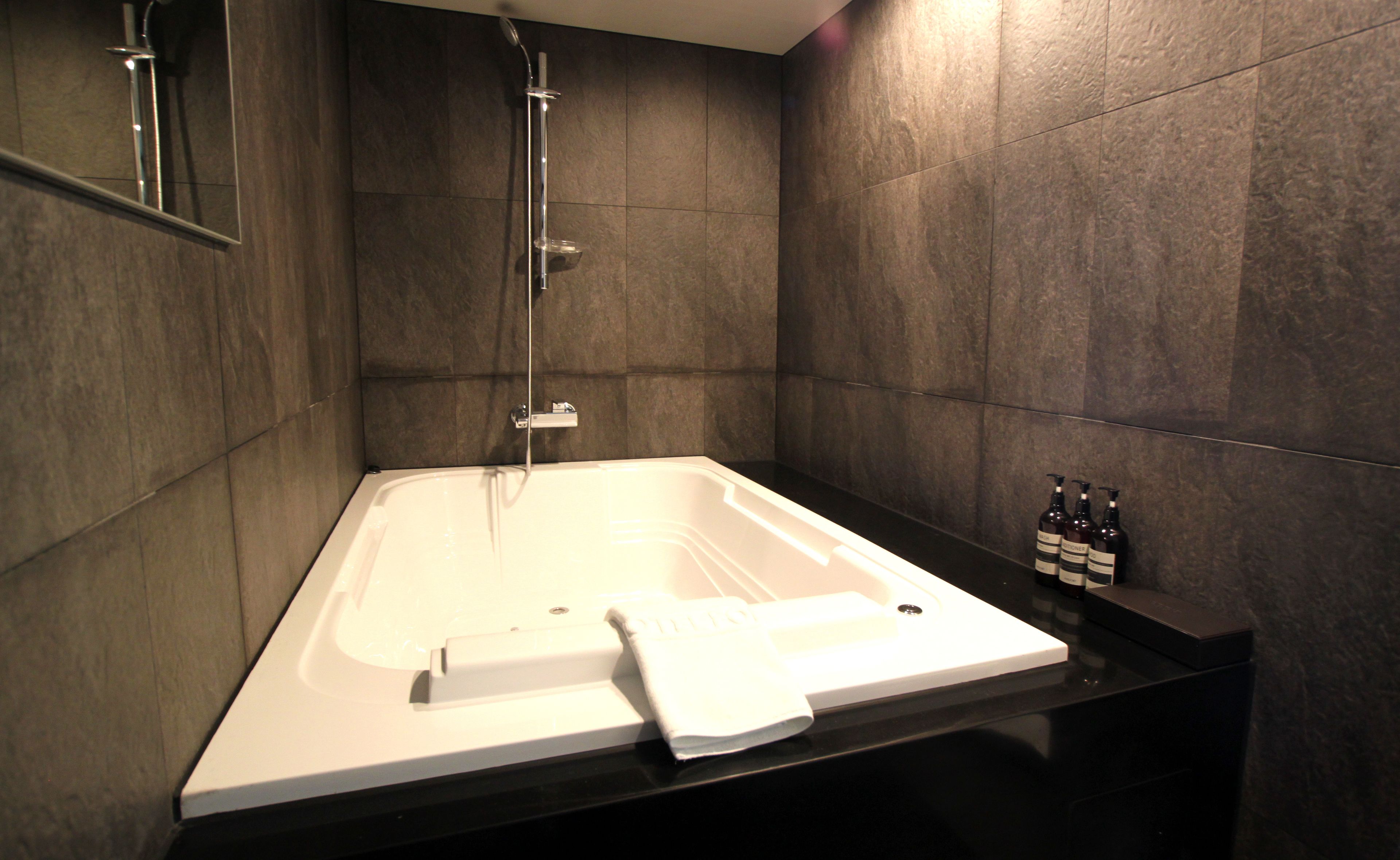 suite | deep-soaking bathtub