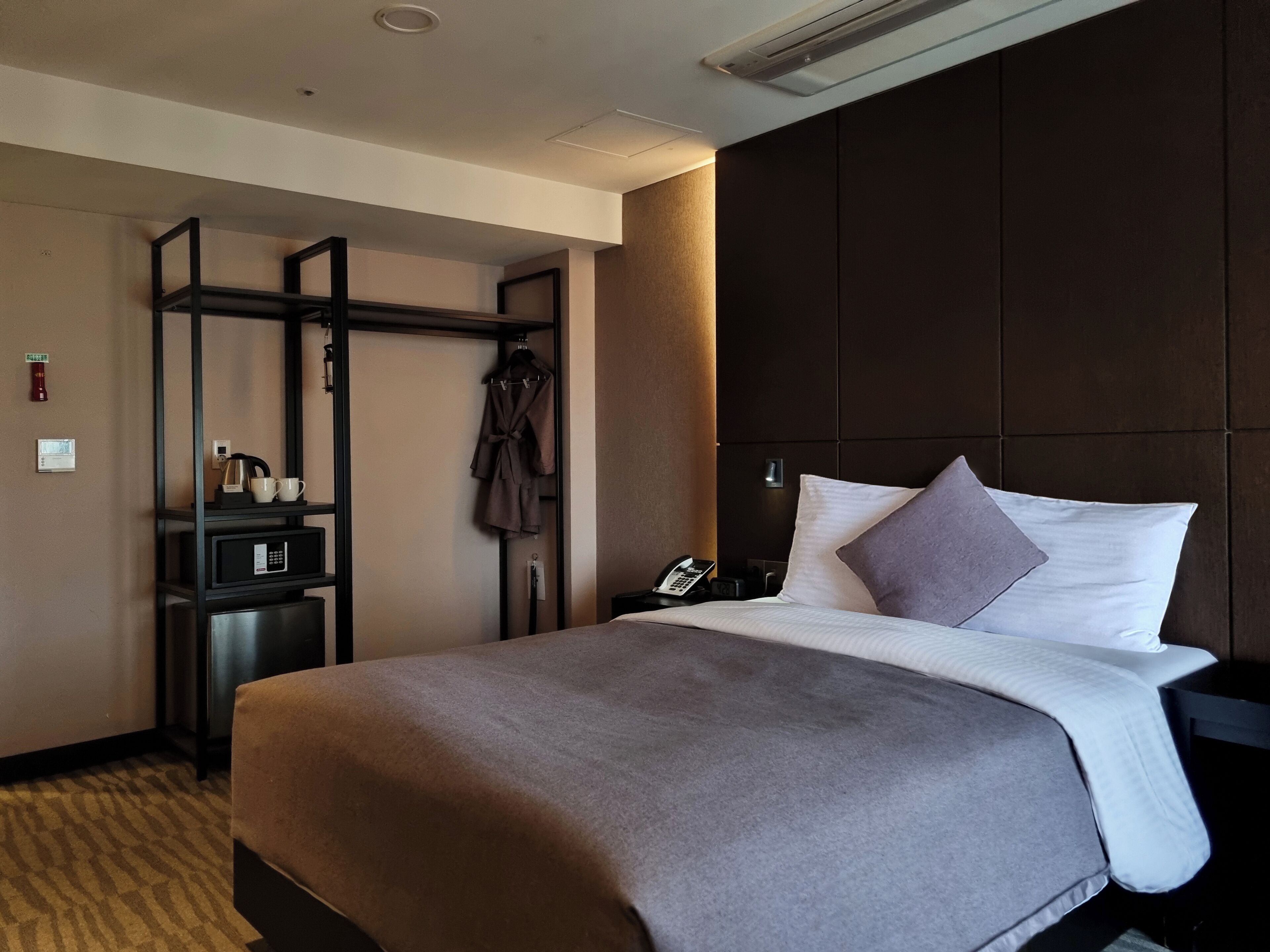 객실 내 금고, 책상, 암막 커튼, 다리미/다리미판