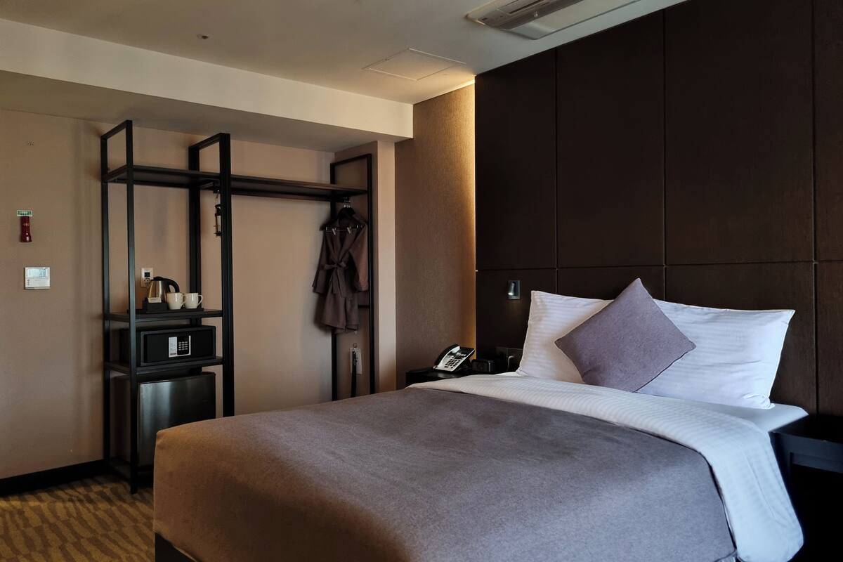 객실 내 금고, 책상, 암막 커튼, 다리미/다리미판