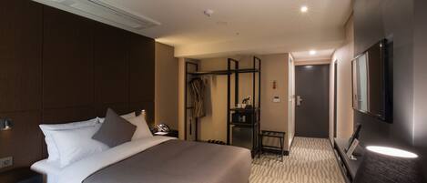 1 sovrum, värdeförvaringsskåp på rummet och skrivbord