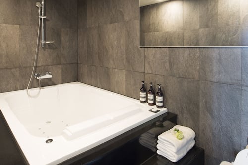 Suite | Bathroom