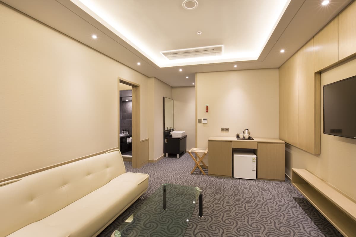 suite | 1 bedroom, in-room safe, desk, blackout curtains