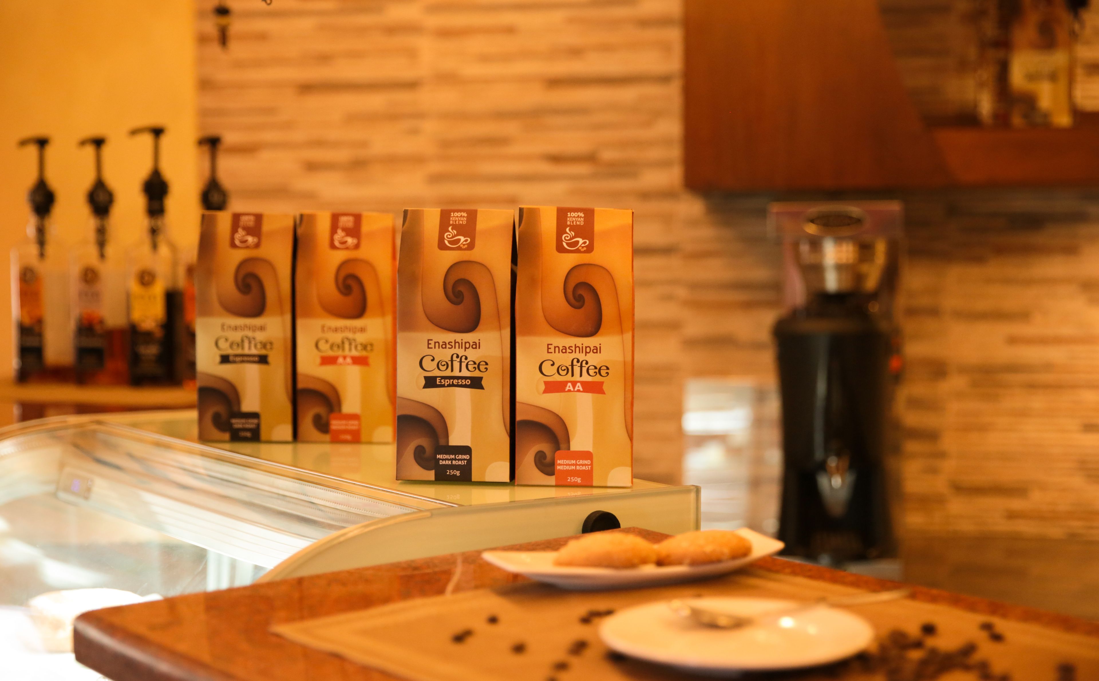 Exhibición de cajas de café Enashipay en un café.