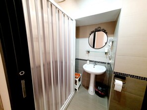 Deluxe Double Room | Bathroom | Shower, free toiletries, hair dryer, bidet