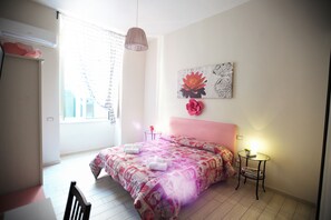 Escritorio, sistema de insonorización y camas plegables/adicionales 