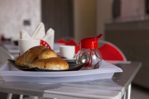 فطور كامل مجانًا يوميًا