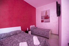 خزنة داخل الغرفة وتجهيزات عازلة للصوت وواي فاي مجانًا وملاءات أسرّة