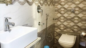 Ein Badezimmer mit Waschbecken, Toilette und Dusche.