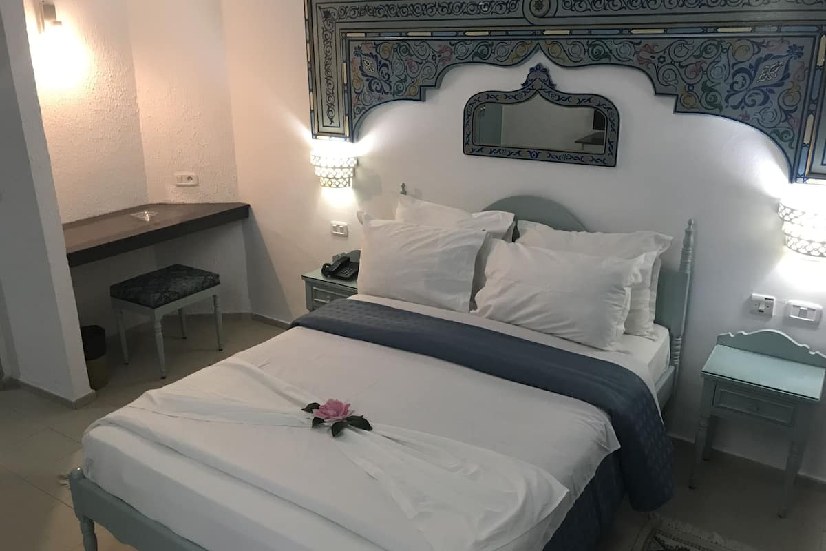 egyptian cotton sheets, premium bedding, in-room safe, desk