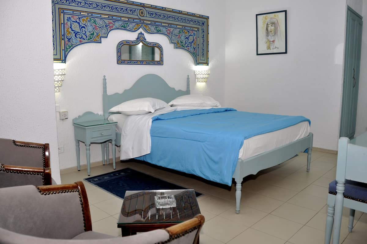 egyptian cotton sheets, premium bedding, in-room safe, desk