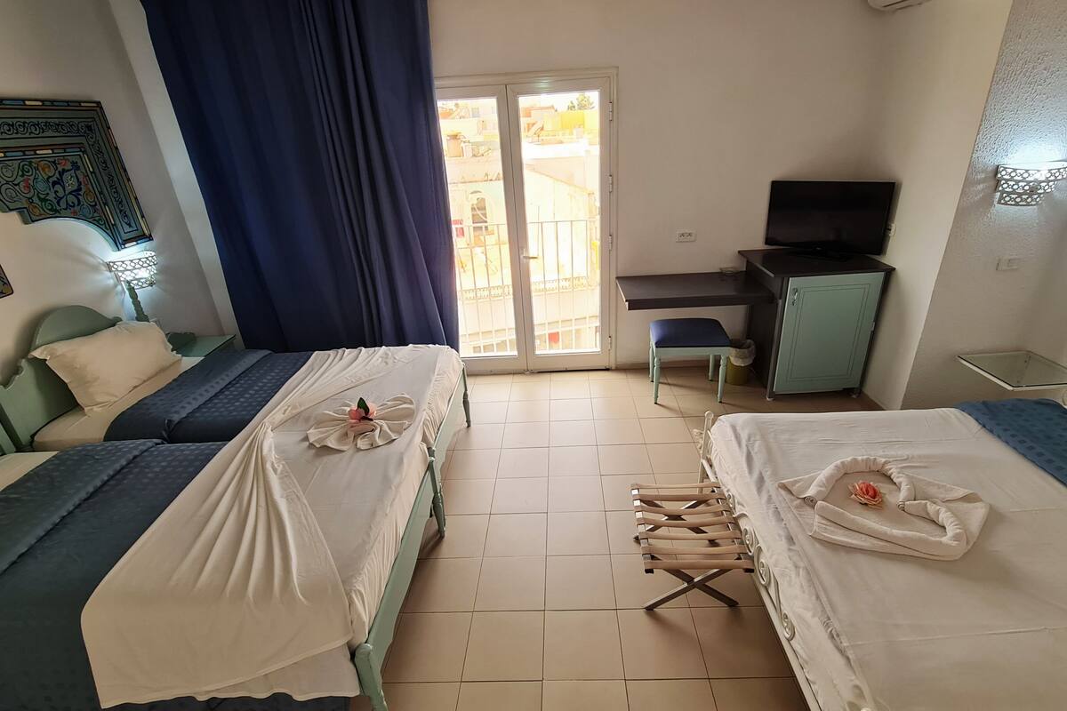 quadruple room | egyptian cotton sheets, premium bedding, in-room safe, desk