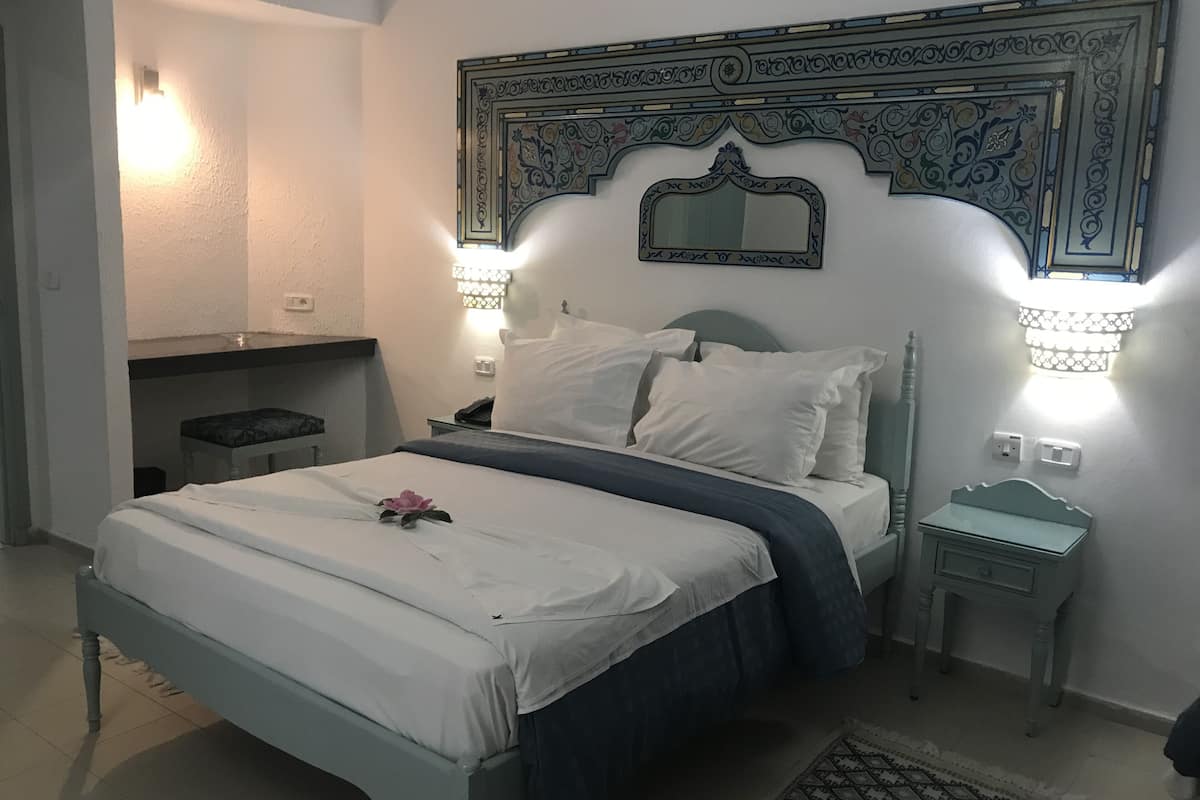 egyptian cotton sheets, premium bedding, in-room safe, desk