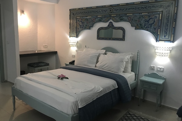Egyptian cotton sheets, premium bedding, in-room safe, desk