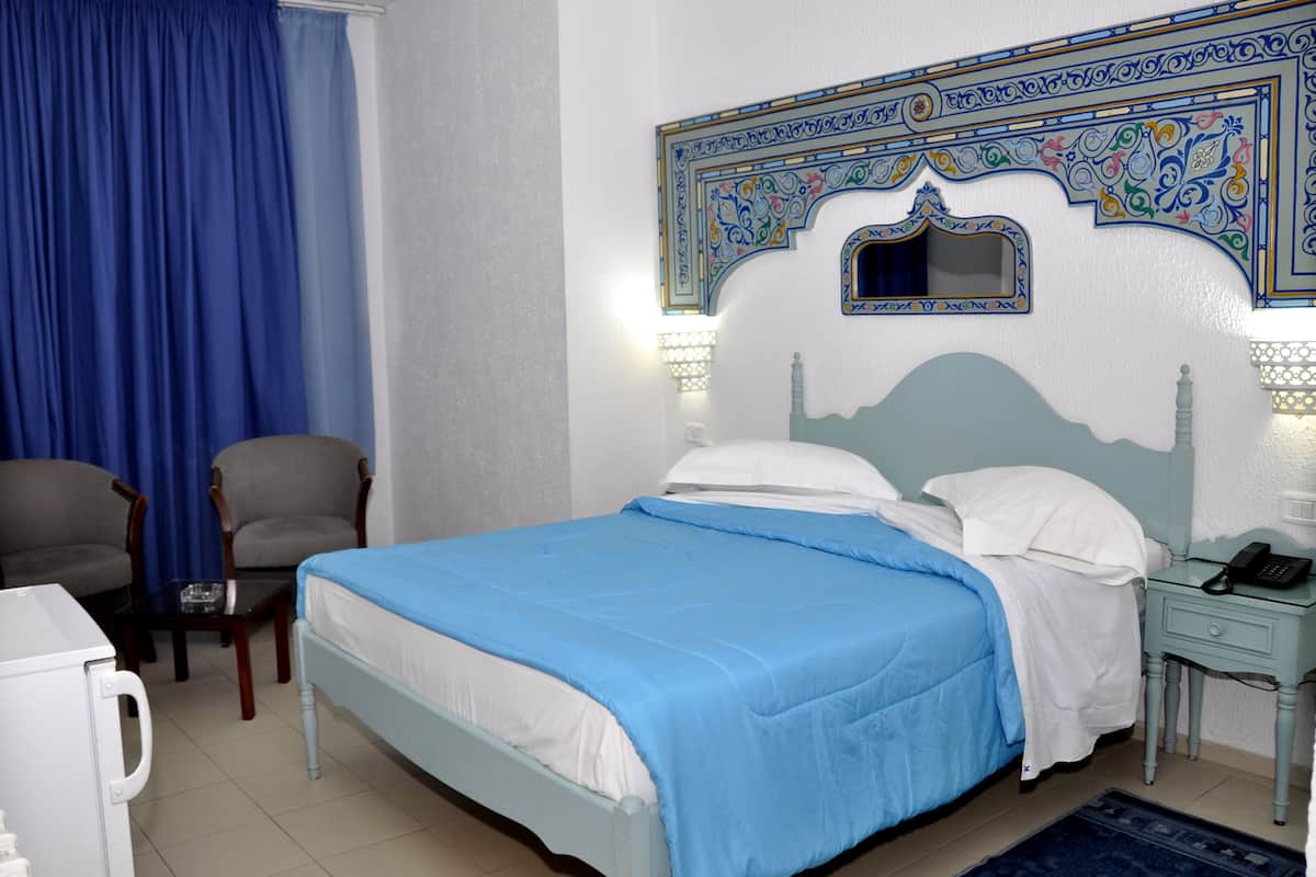 single room | egyptian cotton sheets, premium bedding, in-room safe, desk