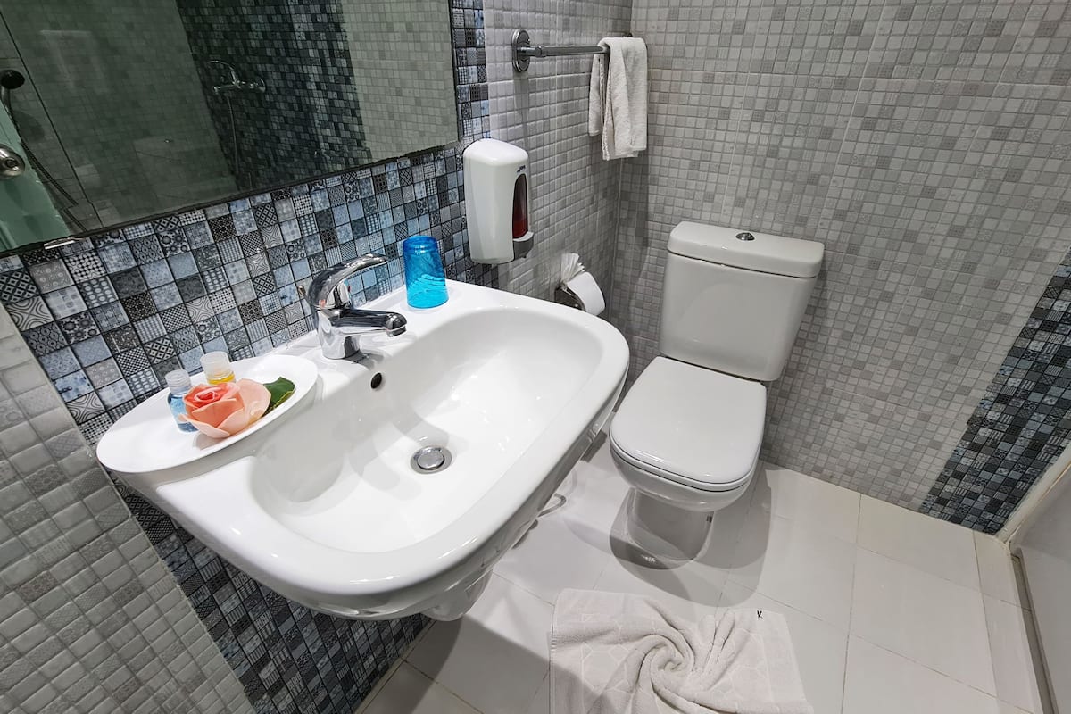 combined shower/bathtub, deep-soaking bathtub, free toiletries