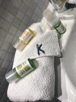 Bañera con ducha, bañera profunda, artículos de tocador gratuitos