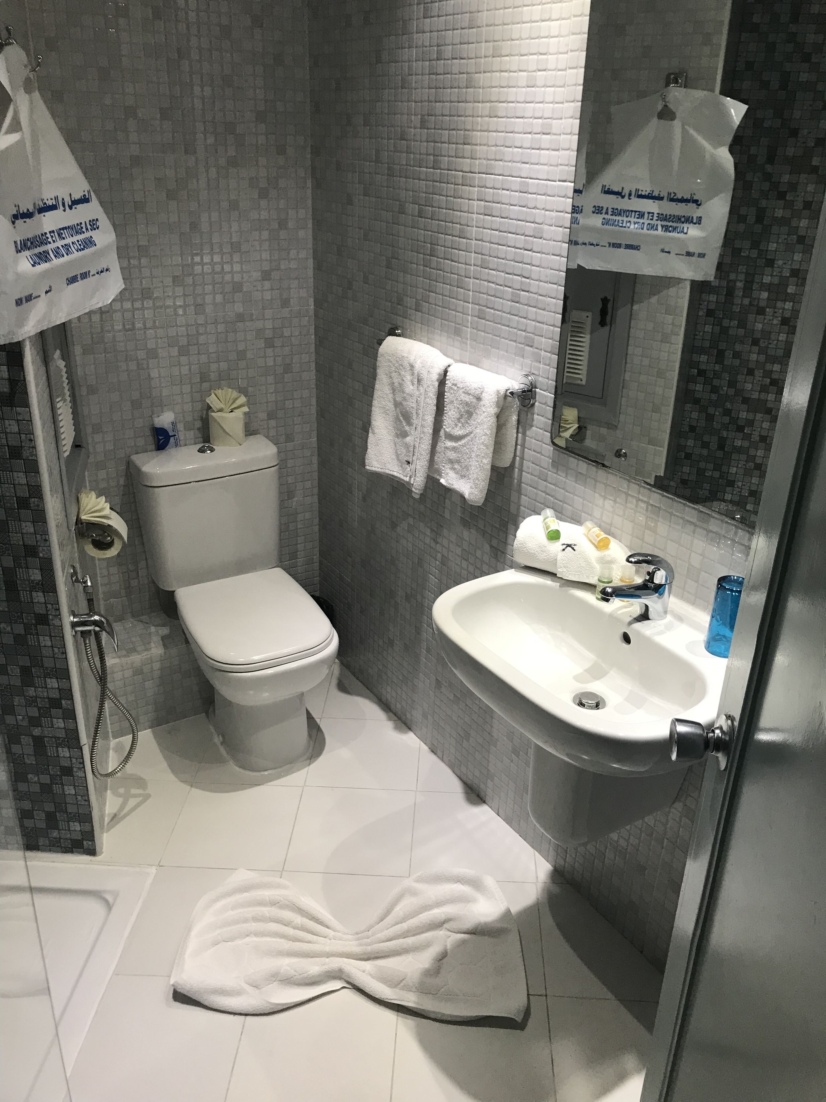 combined shower/bathtub, deep-soaking bathtub, free toiletries