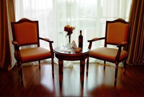 Junior-Suite, Balkon | Wohnbereich | Flachbildfernseher