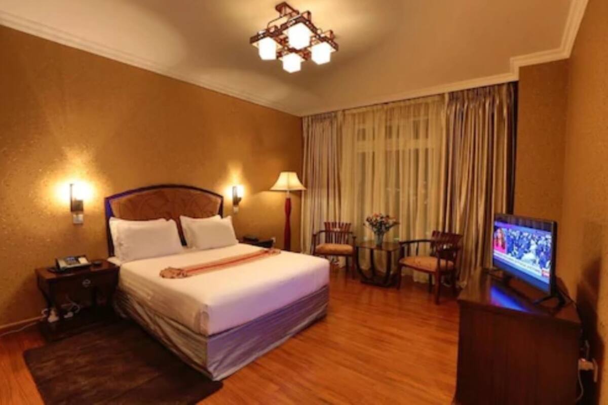 Classic Double Room | Minibar, in-room safe, desk, soundproofing