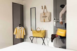 Standard Double Room | Individually decorated, individually furnished, desk, soundproofing - Hotel Korner Chatelet (Paris)