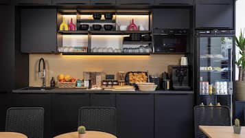 Tägliches kontinentales Frühstück (14 EUR pro Person)