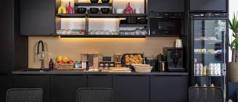 Kontinental frukost varje dag (EUR 14 per person)