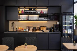 Tägliches kontinentales Frühstück (14 EUR pro Person)