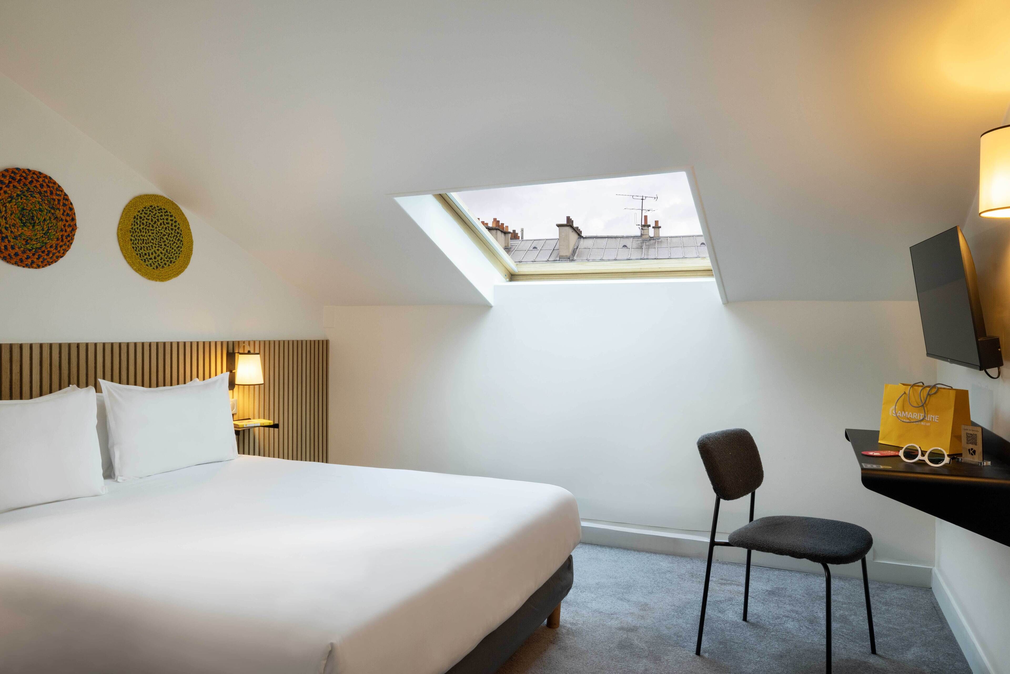 standard double room | in-room safe, individually decorated, individually furnished, desk