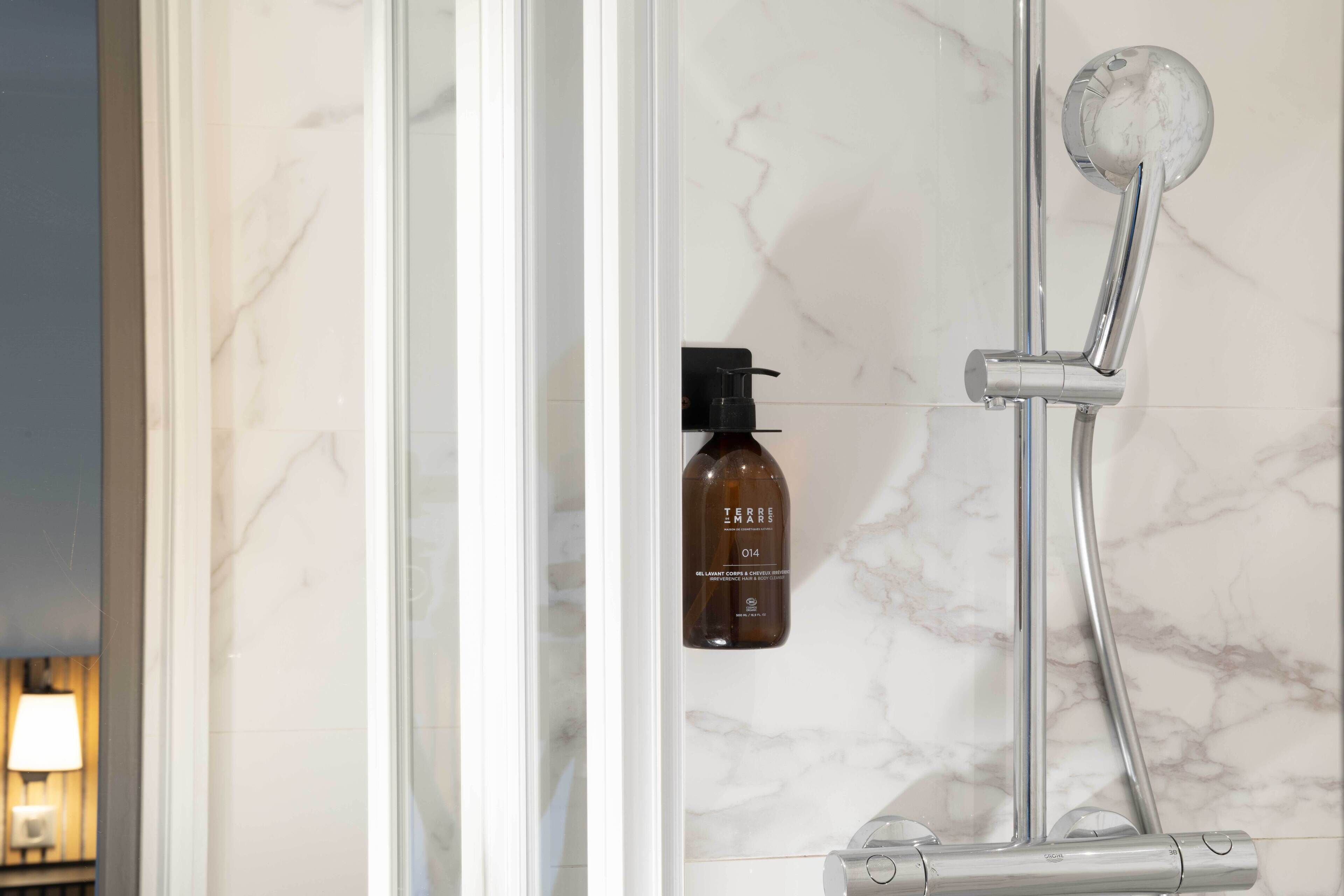 standard double room | bathroom | free toiletries, hair dryer, towels, soap