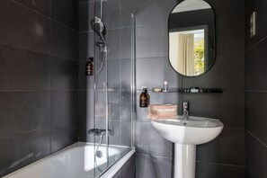 Artículos de tocador gratuitos, secador de pelo, toallas, jabón