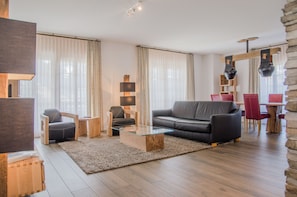 Appartement, 2 chambres, balcon, vue montagne | Coin séjour