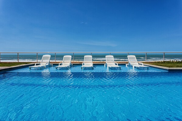 2 piscines extérieures, chaises longues