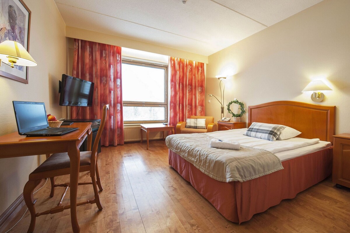 Minibar, desk, laptop workspace, blackout curtains