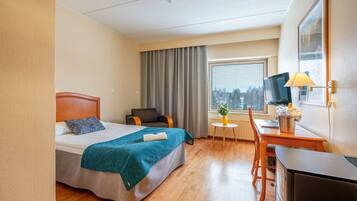 ميني بار ومكتب ومساحة عمل للكمبيوتر المحمول وستائر تعتيم