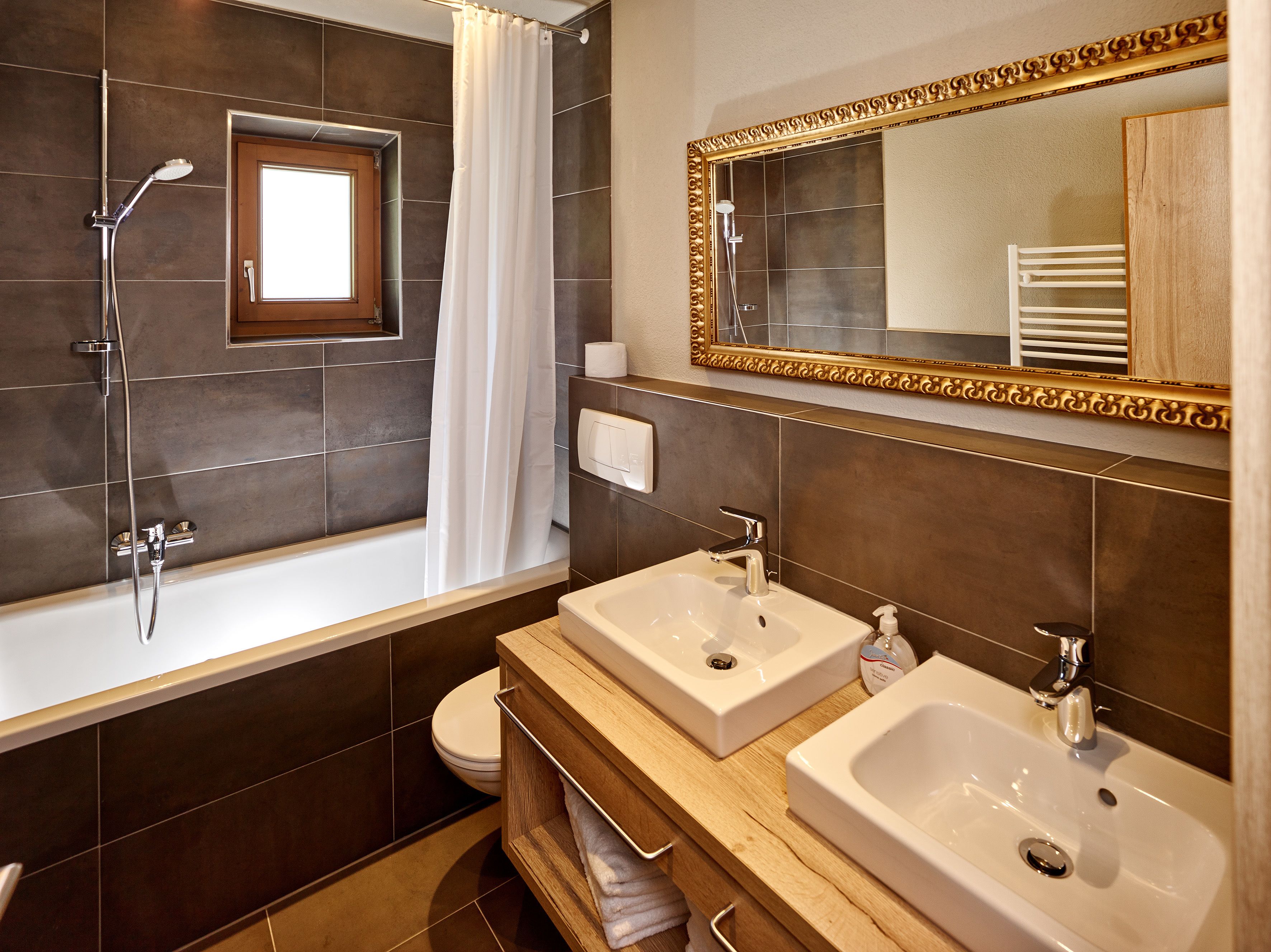 Apartment, 2 Schlafzimmer (Top 3) (zzgl. Reinigungsgebühr €150) | Badezimmer | Dusche, Haartrockner, Handtücher, Toilettenpapier